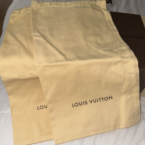 Louis Vuitton sneaker gift box with dust bags - Picture 10 of 13